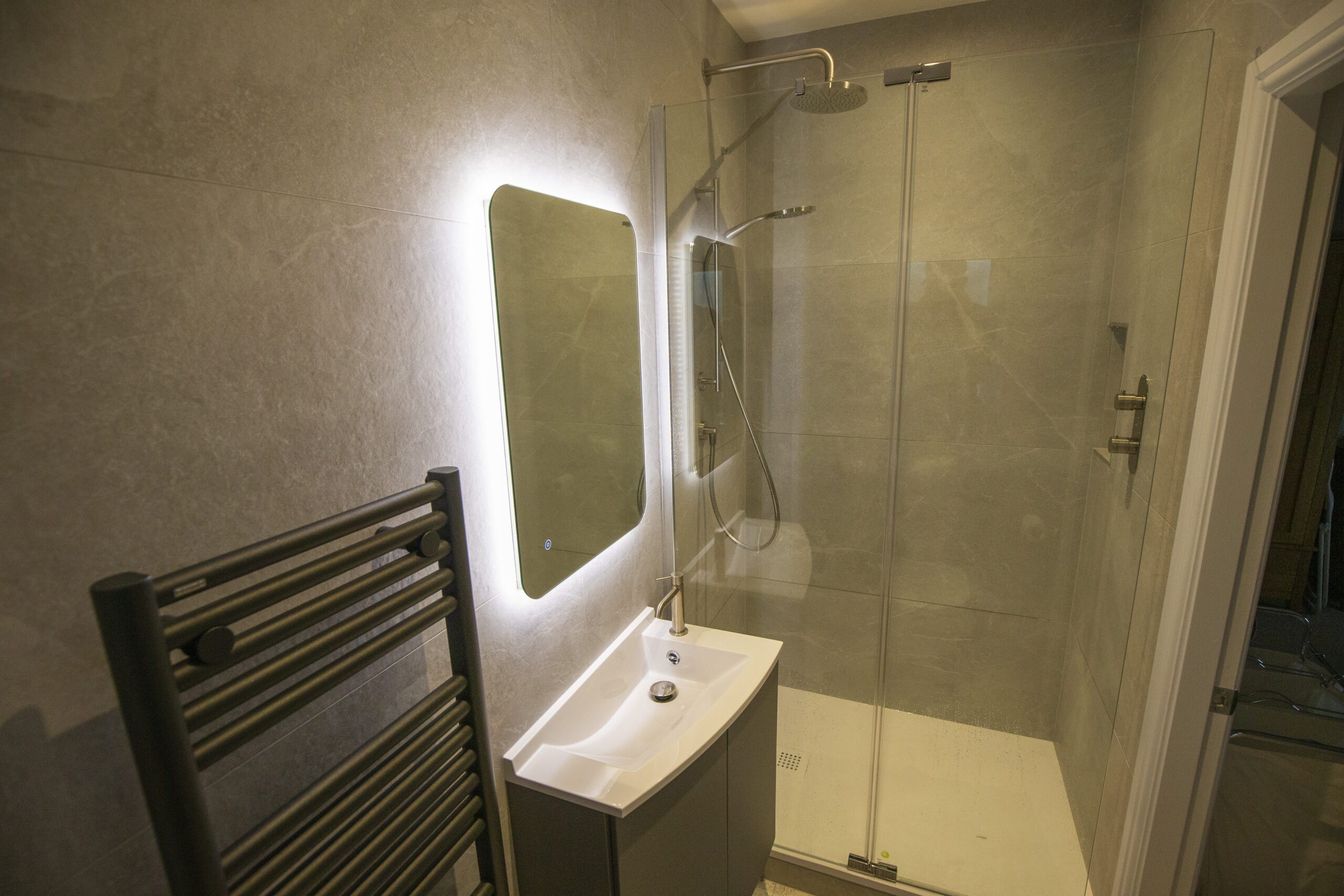 Shower and lit up mirror house NO 5_1